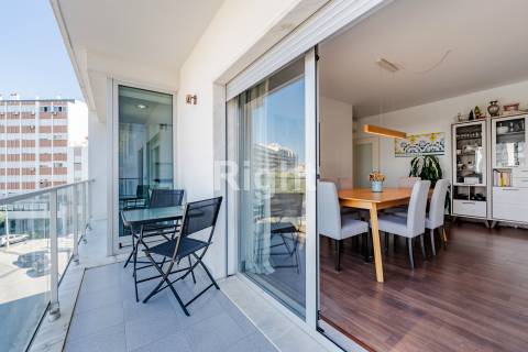 Apartamento T2 com 2 lugares de estacionamento e arrecadação