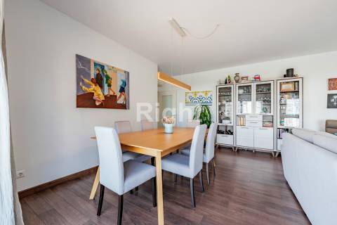 Apartamento T2 com 2 lugares de estacionamento e arrecadação