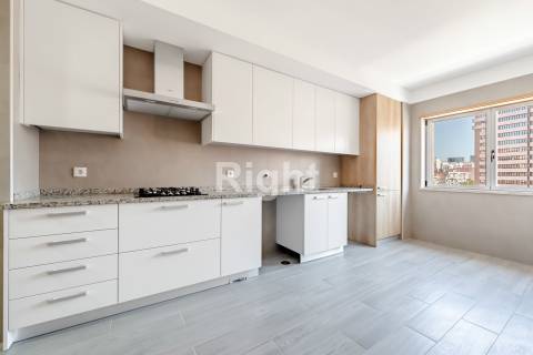 Apartamento T1 novo com parqueamento nas Laranjeiras, Lisboa
