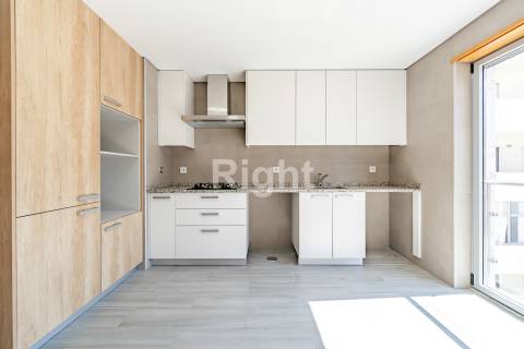 Apartamento T1 novo com parqueamento nas Laranjeiras, Lisboa