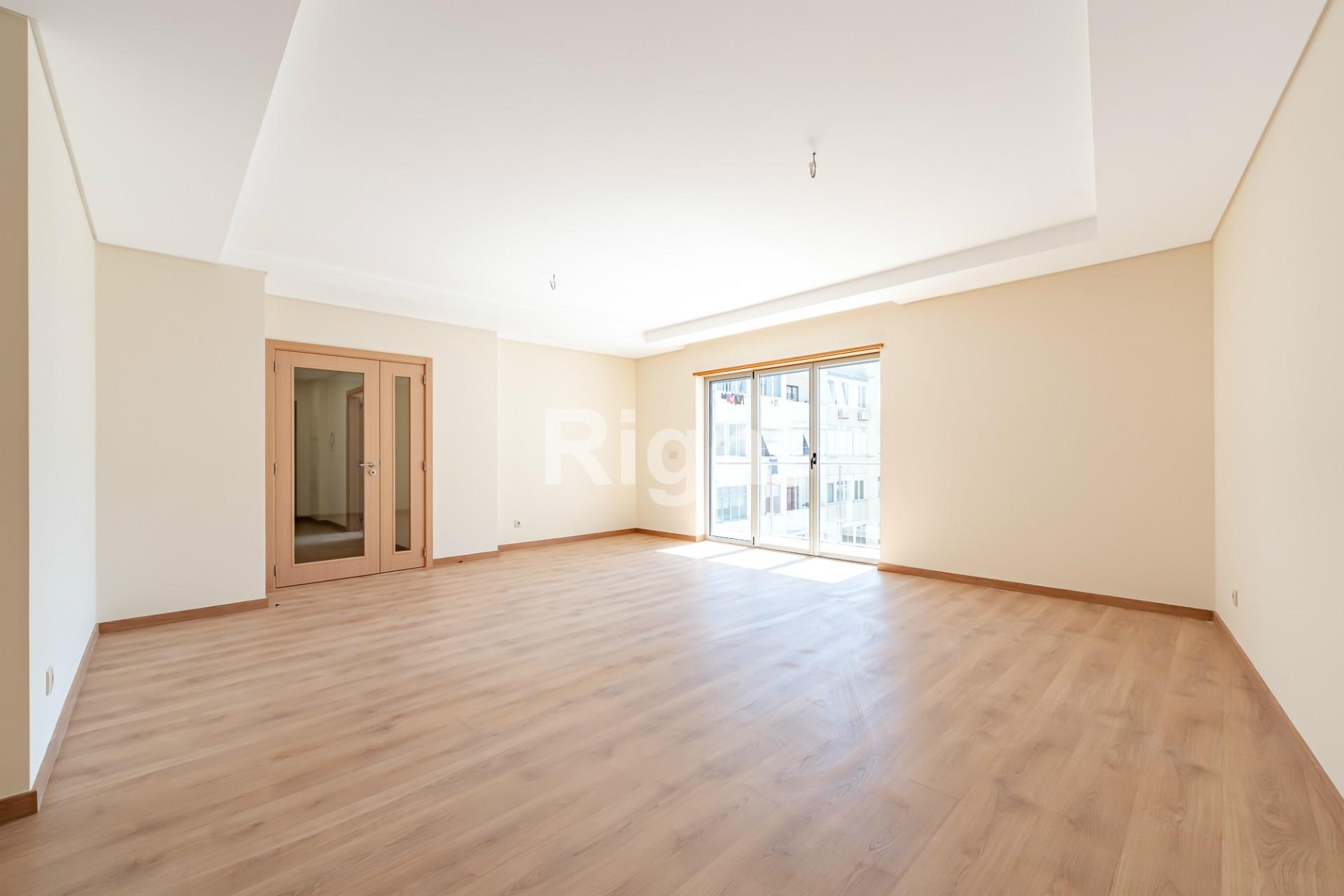 Apartamento T1 novo com parqueamento nas Laranjeiras, Lisboa