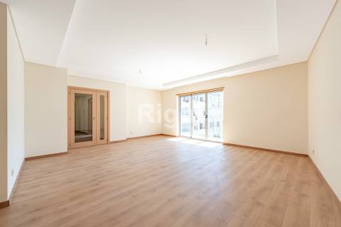 Apartamento T1 novo com parqueamento nas Laranjeiras, Lisboa