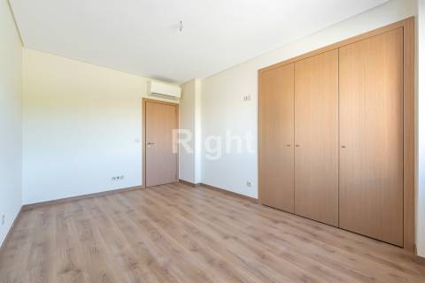 Apartamento T1 novo com parqueamento nas Laranjeiras, Lisboa