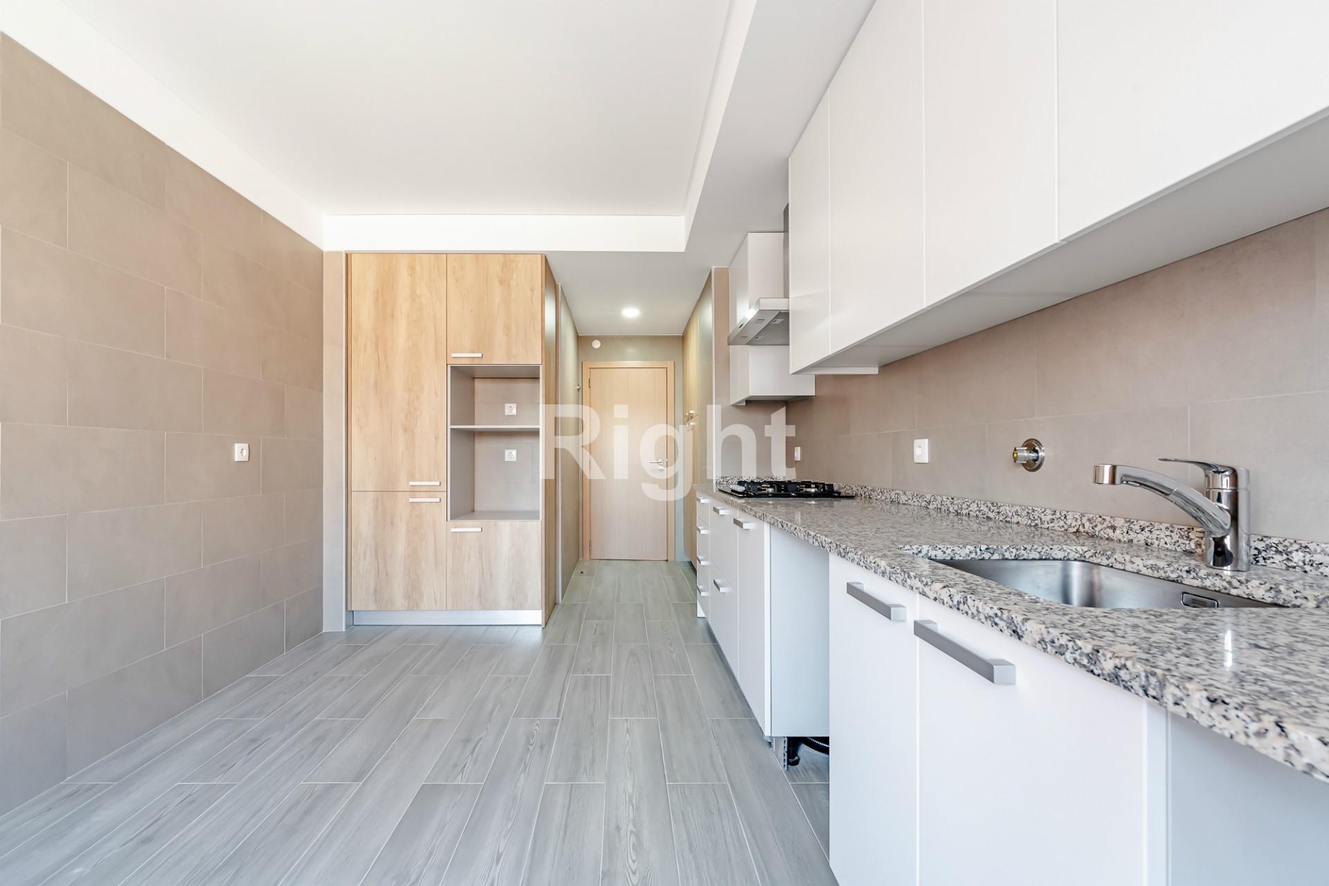 Apartamento T2 novo com parqueamento e terraço nas Laranjeiras, Lisboa