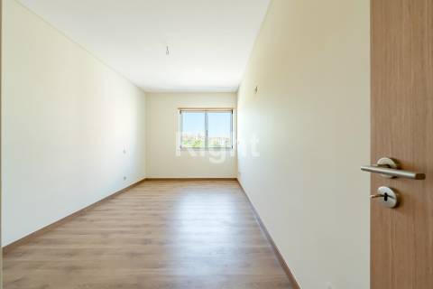 Apartamento T2 novo com parqueamento e terraço nas Laranjeiras, Lisboa