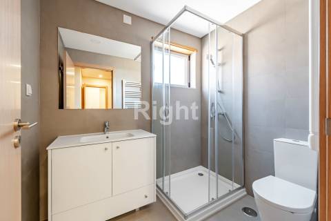 Apartamento T2 novo com parqueamento e terraço nas Laranjeiras, Lisboa