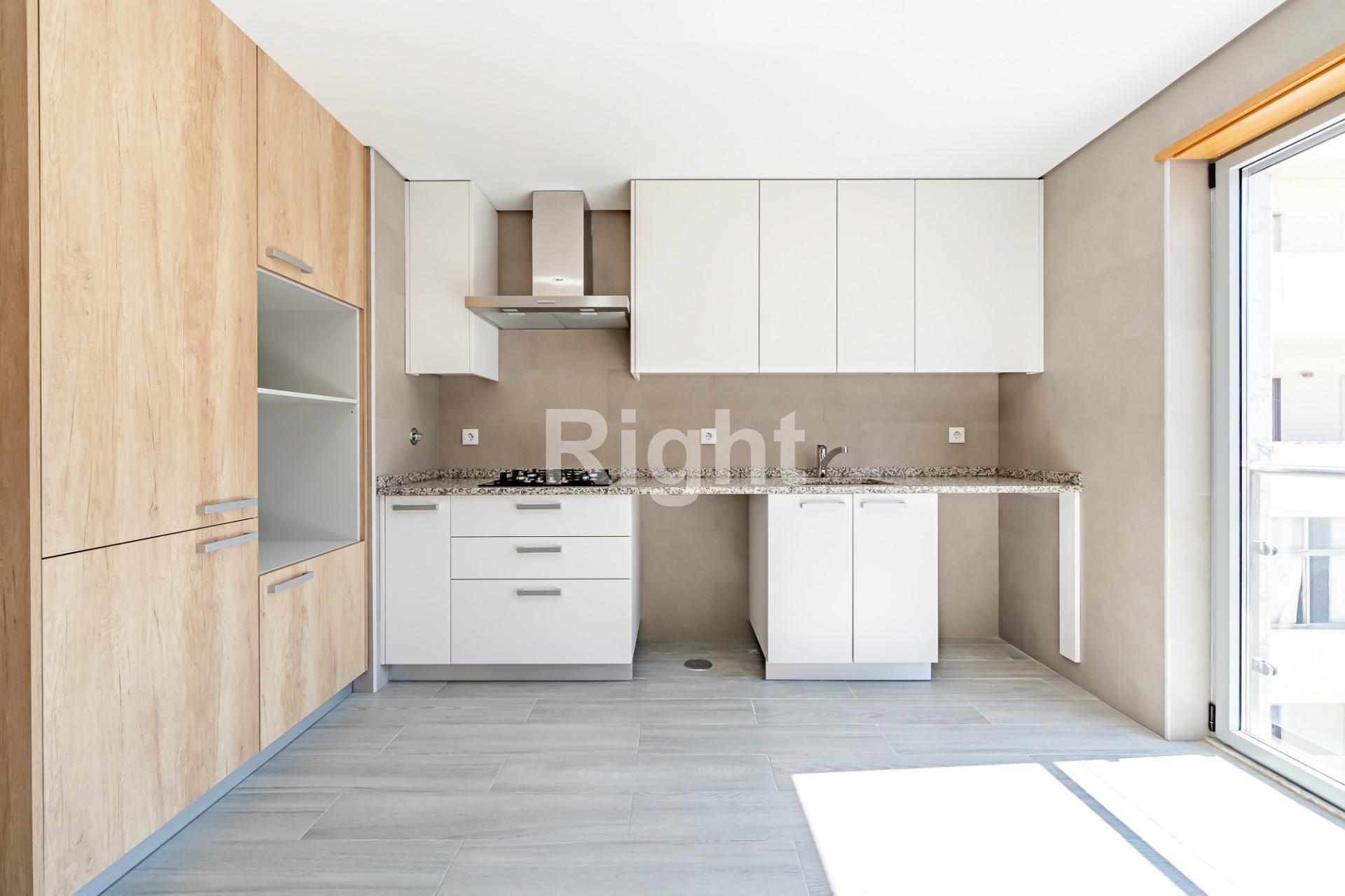 Apartamento T2 novo com parqueamento e terraço nas Laranjeiras, Lisboa