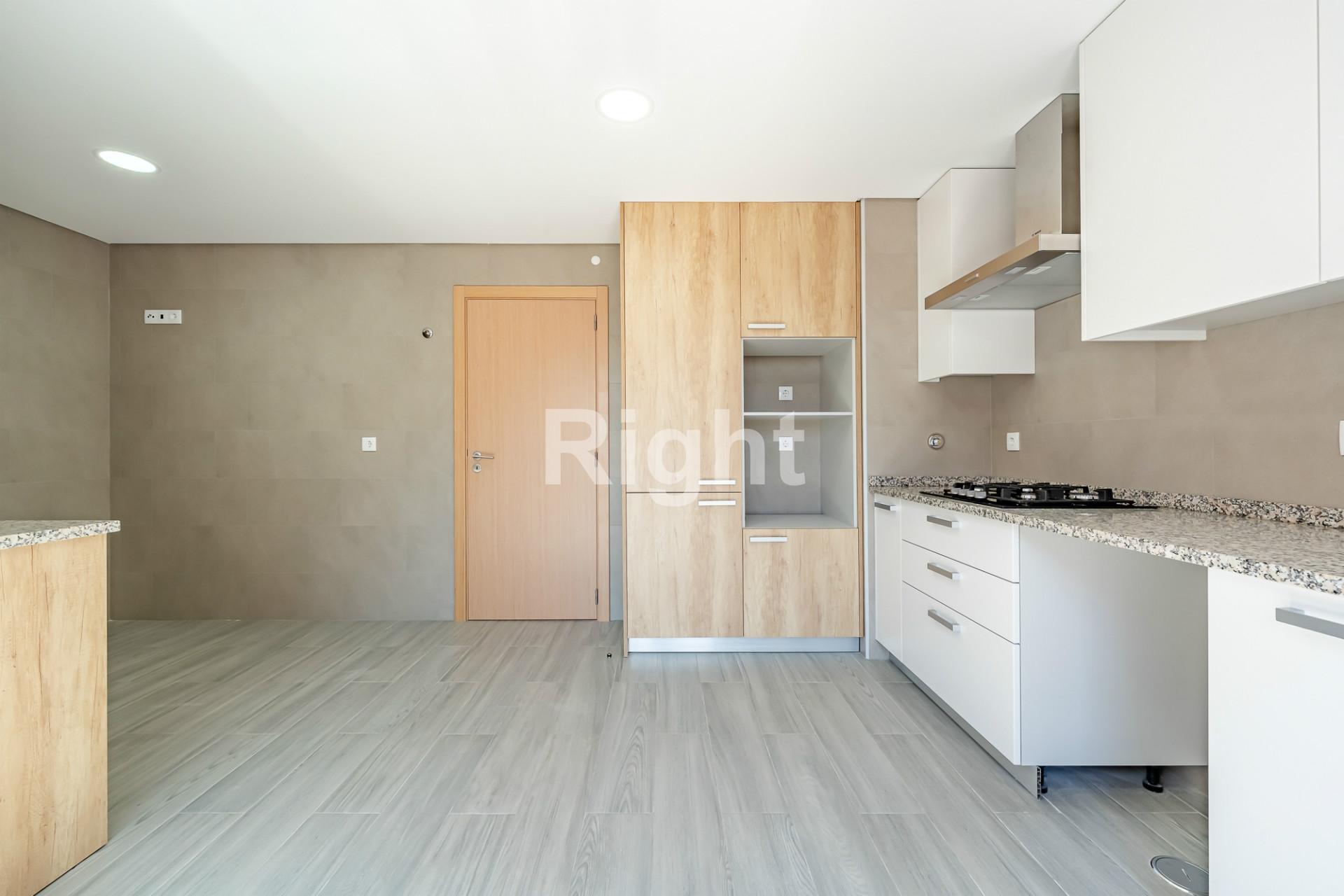 Apartamento T2 novo com parqueamento e terraço nas Laranjeiras, Lisboa