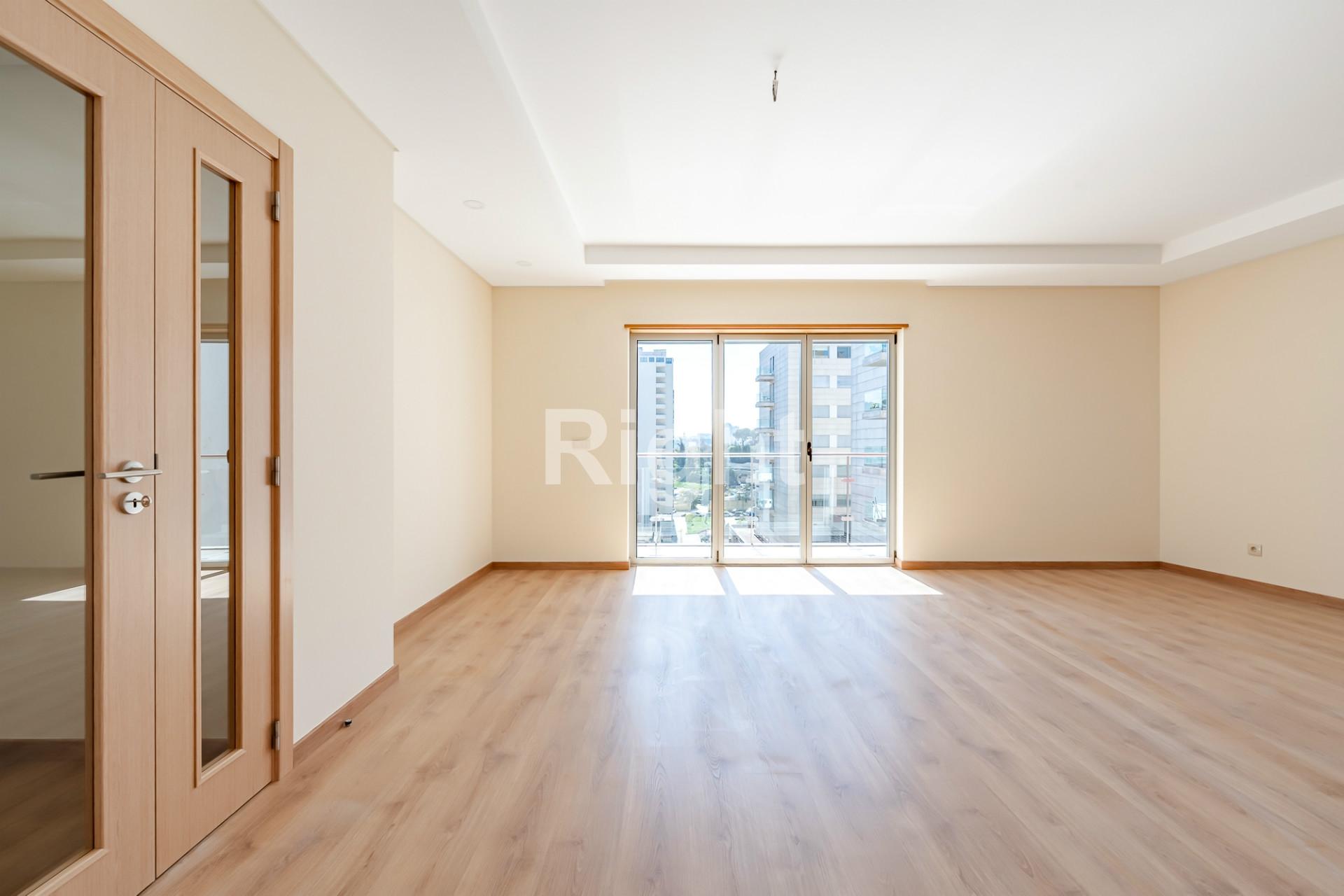 Apartamento T2 novo com parqueamento e terraço nas Laranjeiras, Lisboa