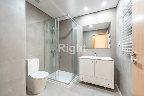 Apartamento T2 novo com parqueamento e terraço nas Laranjeiras, Lisboa