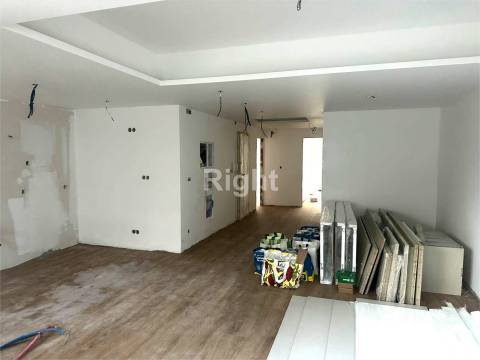 Apartamento T2 em fase de remodelação em São Domingos de Benfica