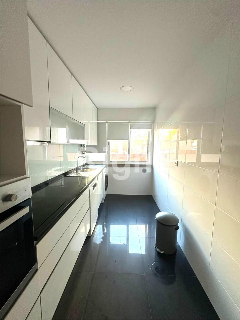 Apartamento T2 renovado no centro da Amadora