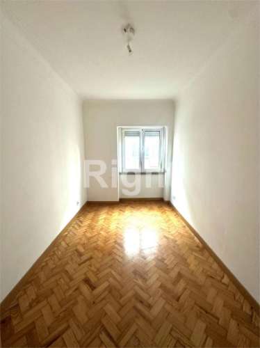 Apartamento T2 renovado no centro da Amadora