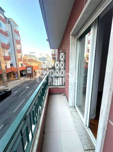 Apartamento T2 renovado no centro da Amadora