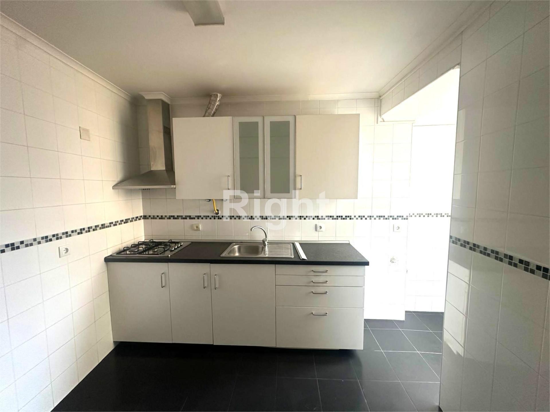 Apartamento T2 em Miraflores, Algés