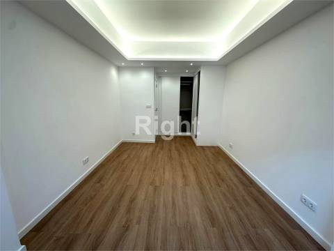 Apartamento T2 totalmente reabilitado em São Domingos de Benfica