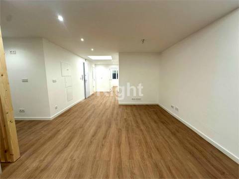 Apartamento T2 totalmente reabilitado em São Domingos de Benfica