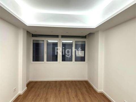 Apartamento T2 totalmente reabilitado em São Domingos de Benfica