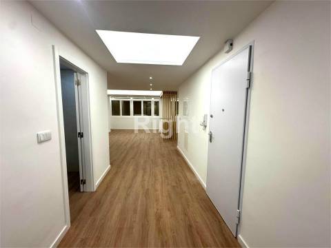 Apartamento T2 totalmente reabilitado em São Domingos de Benfica