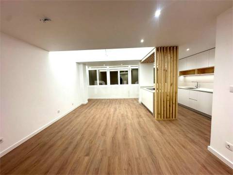 Apartamento T2 totalmente reabilitado em São Domingos de Benfica