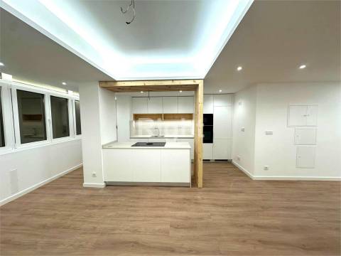 Apartamento T2 totalmente reabilitado em São Domingos de Benfica