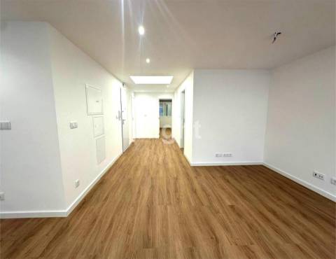 Apartamento T2 totalmente reabilitado em São Domingos de Benfica