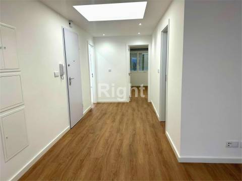 Apartamento T2 totalmente reabilitado em São Domingos de Benfica