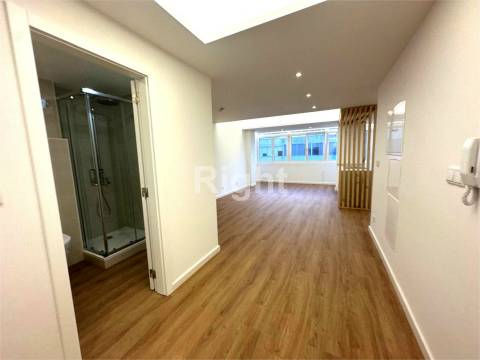 Apartamento T2 totalmente reabilitado em São Domingos de Benfica