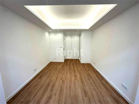 Apartamento T2 totalmente reabilitado em São Domingos de Benfica