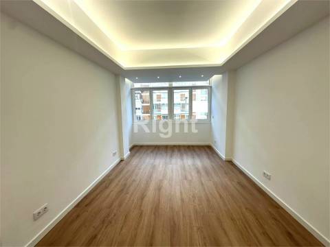 Apartamento T2 totalmente reabilitado em São Domingos de Benfica