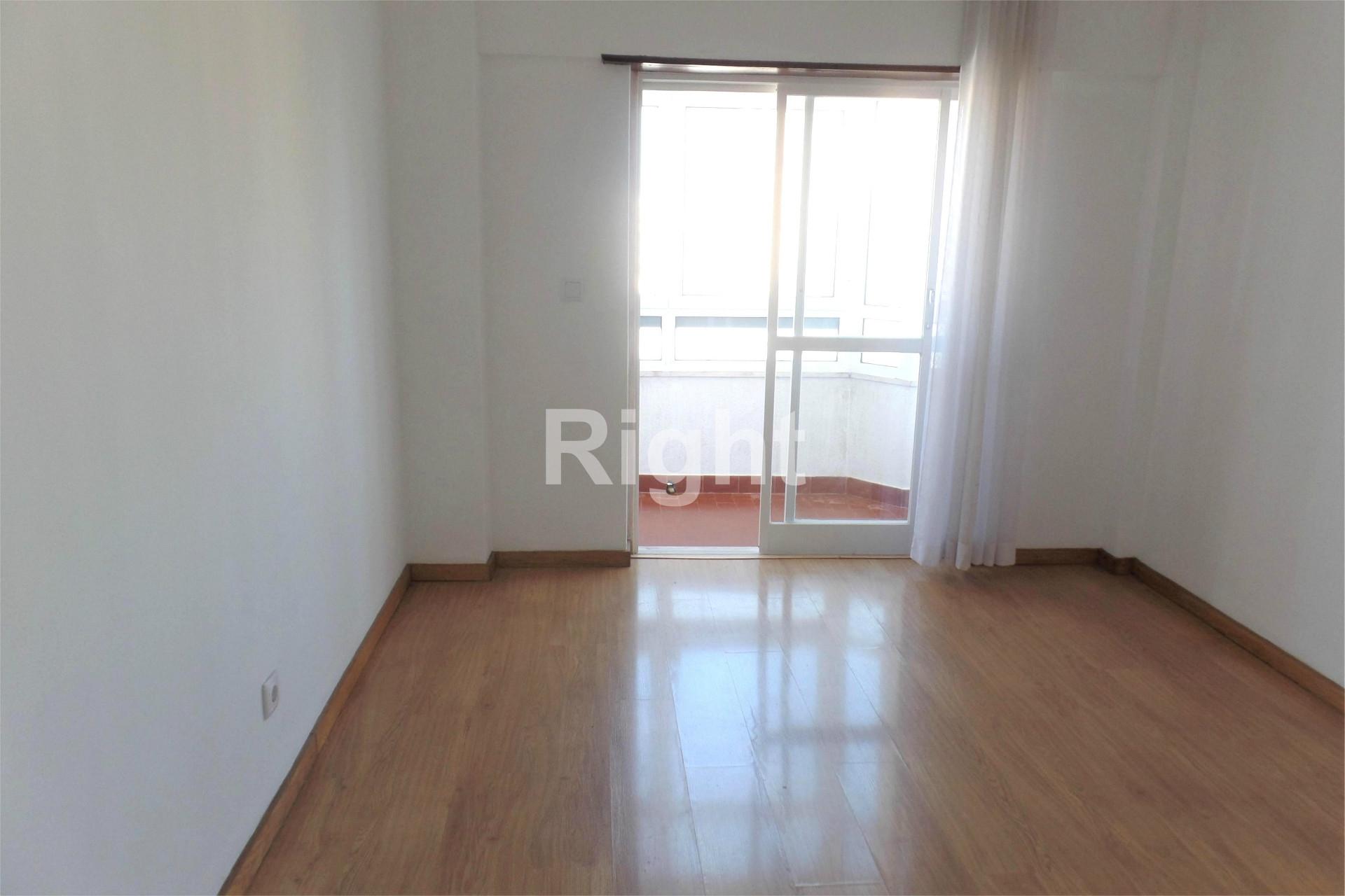 Apartamento T2 na zona central de Alfornelos, Amadora