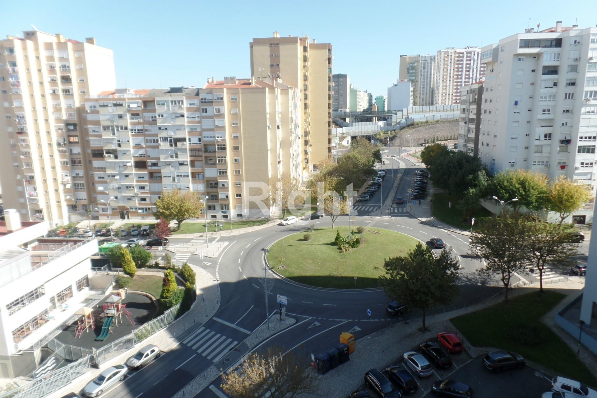 Apartamento T2 na zona central de Alfornelos, Amadora
