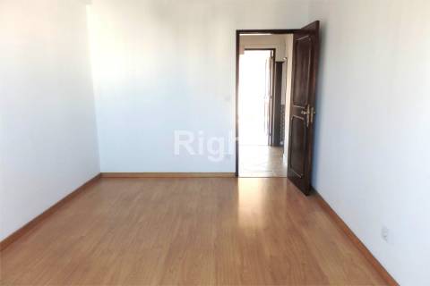 Apartamento T2 na zona central de Alfornelos, Amadora