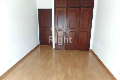 Apartamento T2 na zona central de Alfornelos, Amadora