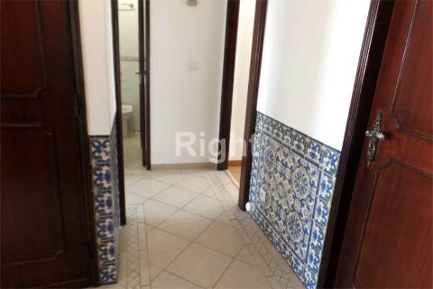 Apartamento T2 na zona central de Alfornelos, Amadora