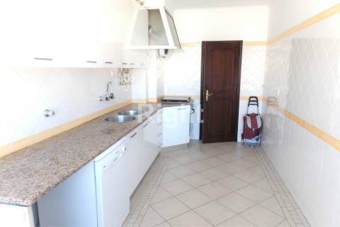 Apartamento T2 na zona central de Alfornelos, Amadora