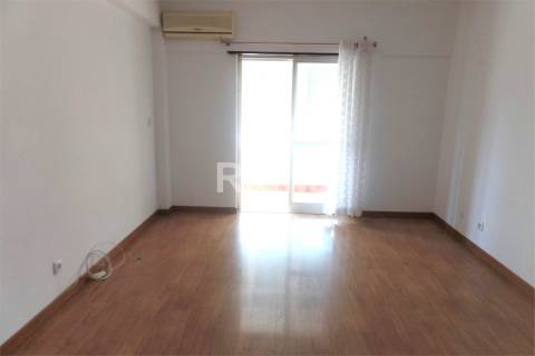 Apartamento T2 na zona central de Alfornelos, Amadora