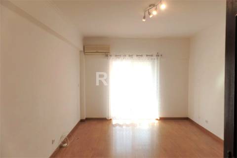 Apartamento T2 na zona central de Alfornelos, Amadora