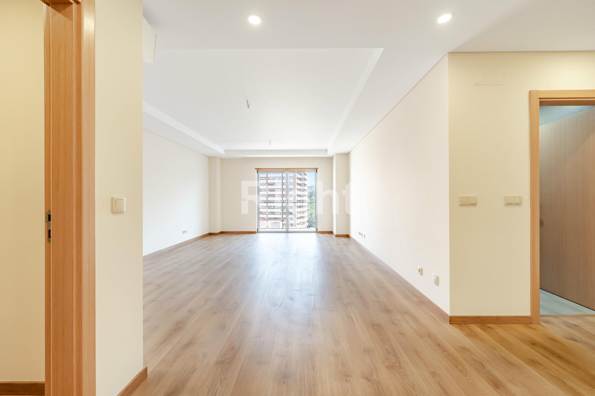 Apartamento T2 novo com parqueamento nas Laranjeiras, Lisboa