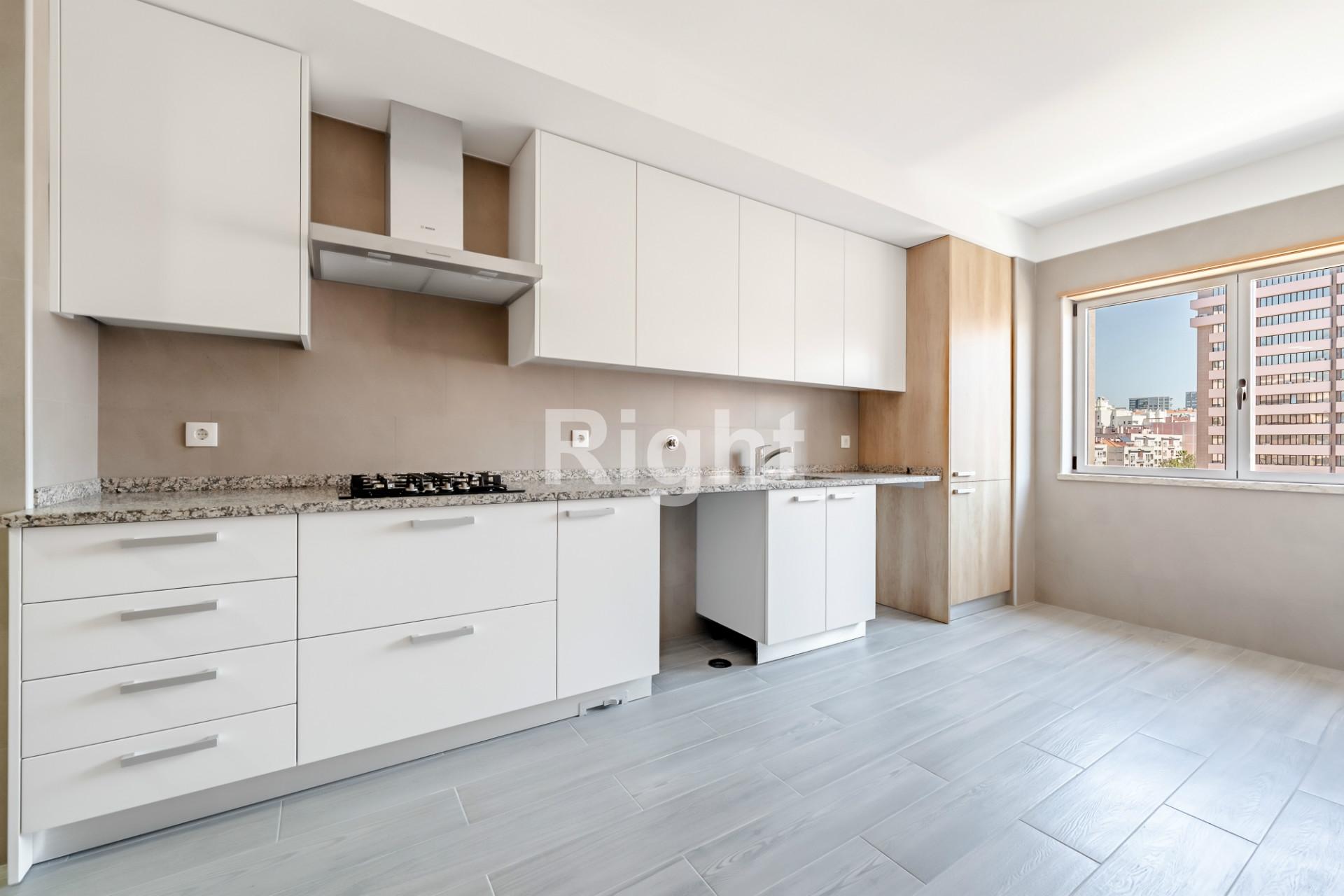 Apartamento T2 novo com parqueamento nas Laranjeiras, Lisboa