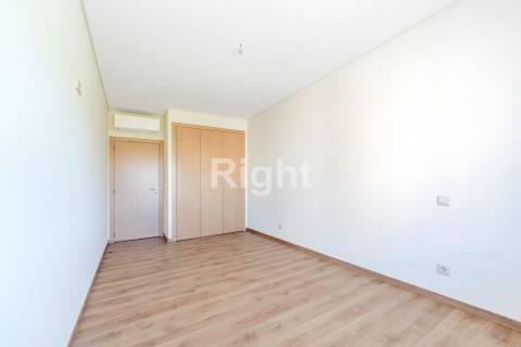 Apartamento T2 novo com parqueamento nas Laranjeiras, Lisboa