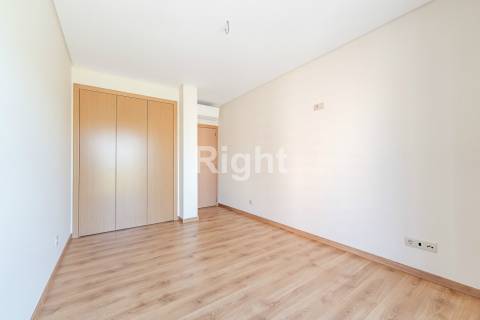 Apartamento T2 novo com parqueamento nas Laranjeiras, Lisboa