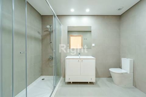 Apartamento T1 novo com parqueamento nas Laranjeiras, Lisboa