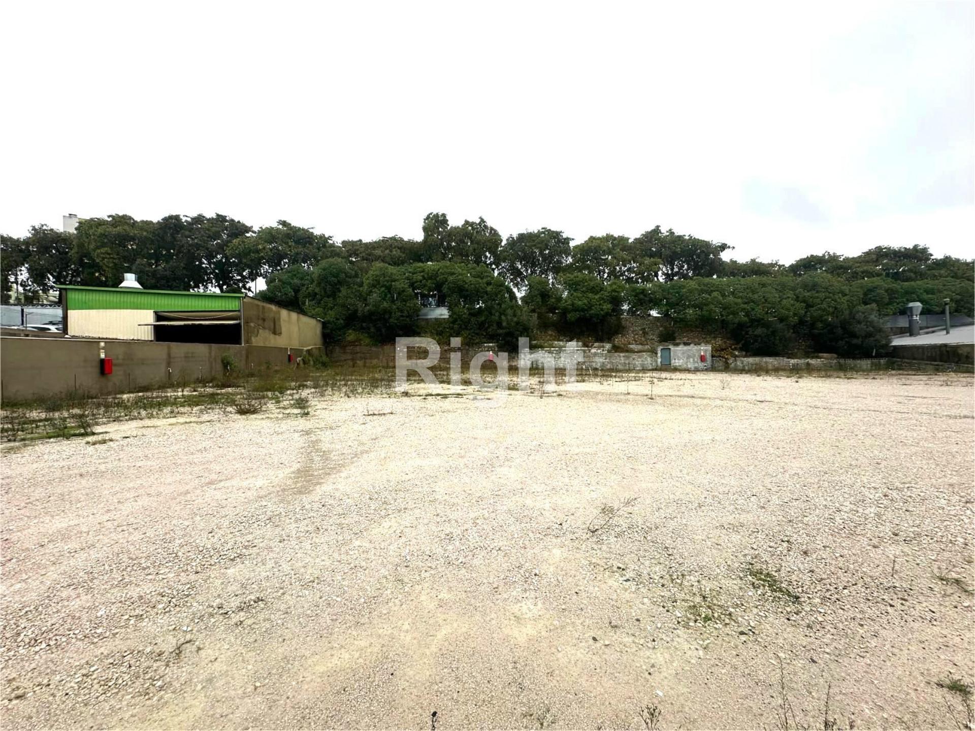 Terreno com 2.300m2 em Camarate