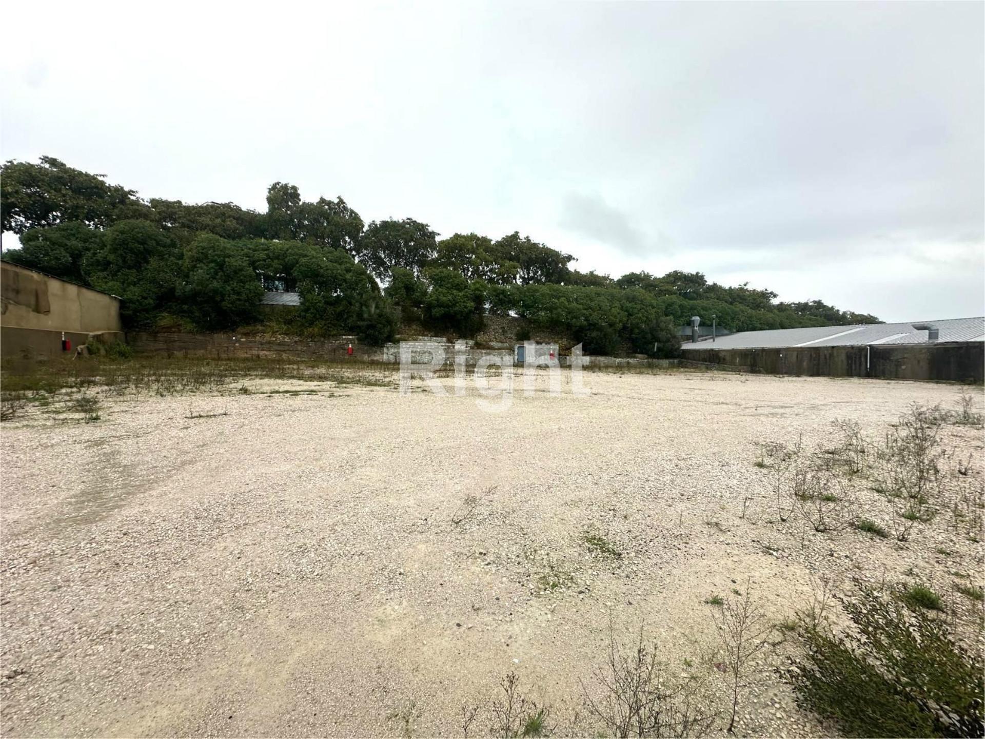 Terreno com 2.300m2 em Camarate