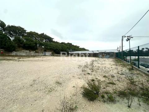 Terreno com 2.300m2 em Camarate