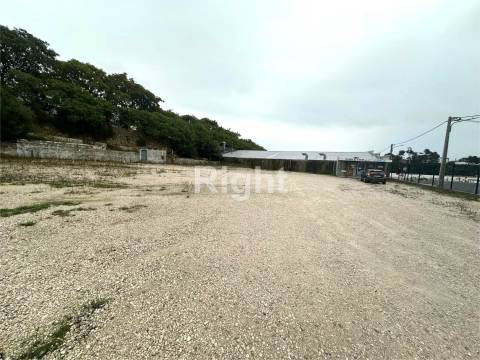 Terreno com 2.300m2 em Camarate