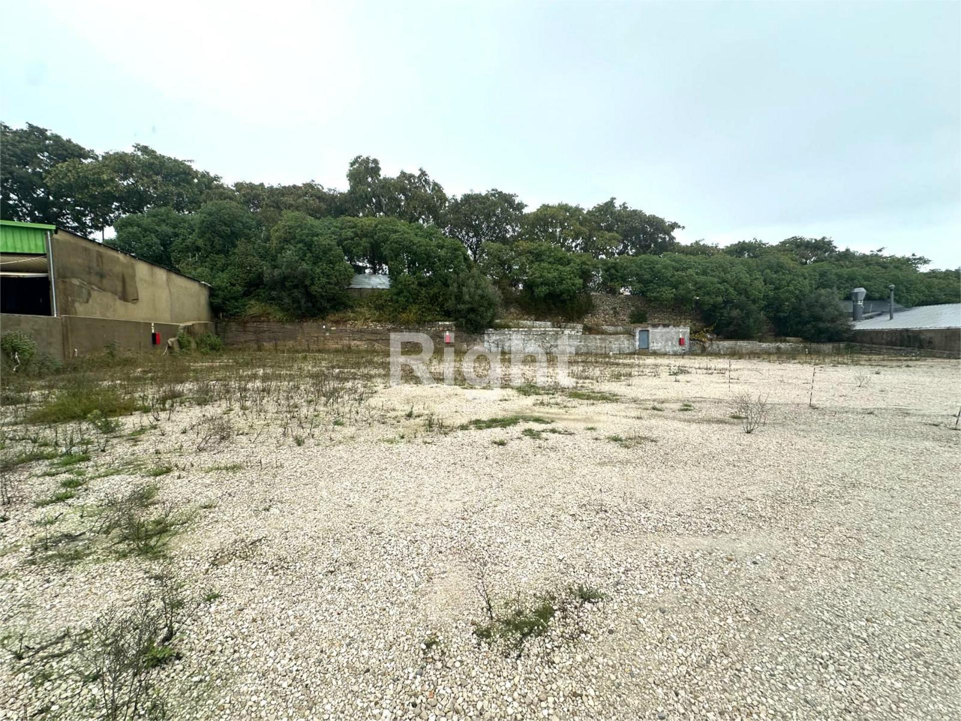 Terreno com 2.300m2 em Camarate