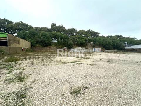 Terreno com 2.300m2 em Camarate