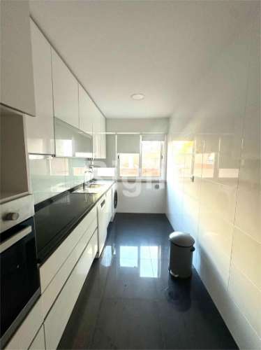 Apartamento T2 renovado no centro da Amadora